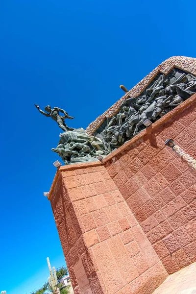 阳光灿烂的阿根廷胡马瓦卡独立英雄雕像的观照 — 图库照片