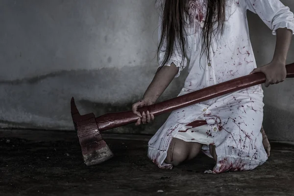 Femme Zombie Fantôme Avec Hache Sanglante Dans Maison Chambre Noire — Photo
