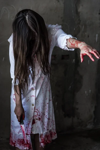 Femme Fantôme Zombie Tenant Couteau Atteindre Bras Dans Maison Chambre — Photo