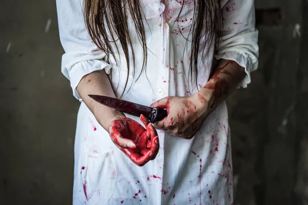 Kobieta Trzyma Nóż Tnie Się Krwią Koncepcja Halloween — Zdjęcie stockowe