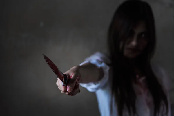 Portret Zombie Lub Duch Kobieta Trzyma Nóż Punkt Ciemnym Domu — Zdjęcie stockowe