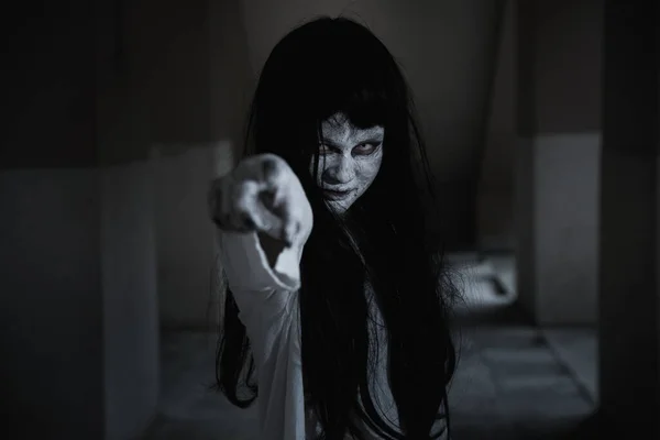 Kobieta Duch Horror Jej Palec Wskazać Twarz Halloween Pojęcie — Zdjęcie stockowe