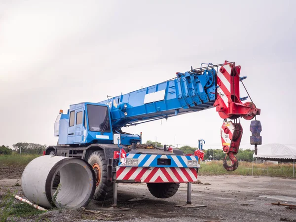 Staveniště Jeřáb Zvedá Led Cedule Prázdný Billboard Modrém Nebi Pozadí — Stock fotografie