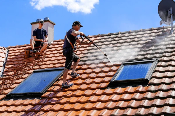 Arbeiter Reinigen Das Dach Mit Einem Hochdruckreiniger Von Moos Und — Stockfoto