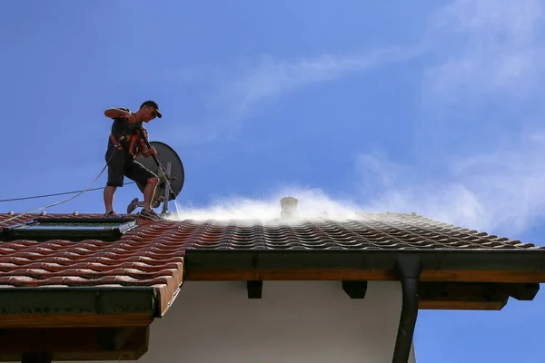 Arbeiter Reinigen Das Dach Mit Einem Hochdruckreiniger Von Moos Und — Stockfoto