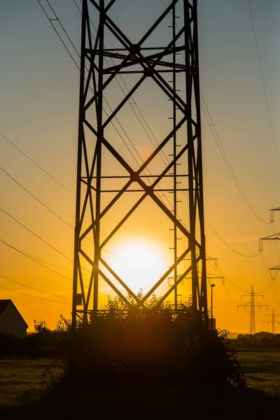Hochspannungsleitungen Sonnenuntergang — Stockfoto