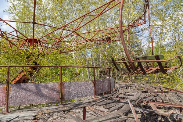 Velho Metal Enferrujado Quebrado Roda Elétrica Das Crianças Radioativas Abandonado — Fotografia de Stock