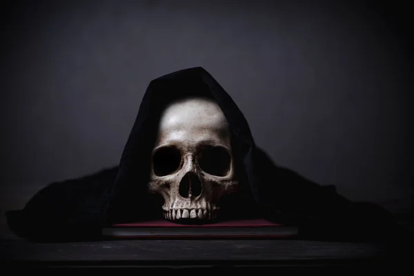 恐ろしい犯罪現場の恐怖やスリラー映画の概念 ハロウィーンのテーマ 視覚芸術の長い時間のために死んだ人間の頭蓋骨の静物画 — ストック写真