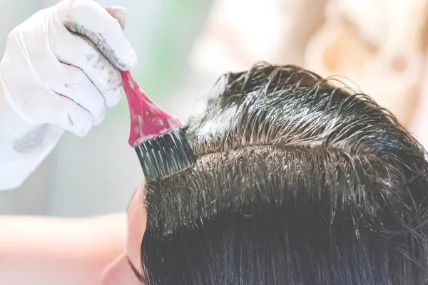 Una Joven Morena Caucásica Muriéndose Pelo Con Cepillo Rosa Usando — Foto de Stock