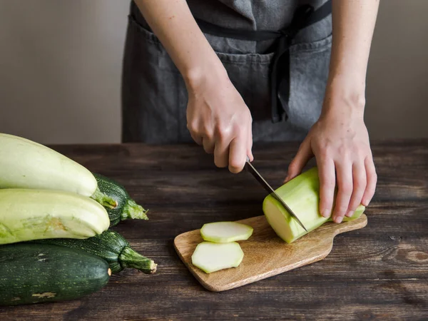 Mujer Cortando Calabacín Con Cuchillo Tablero Madera — Foto de Stock