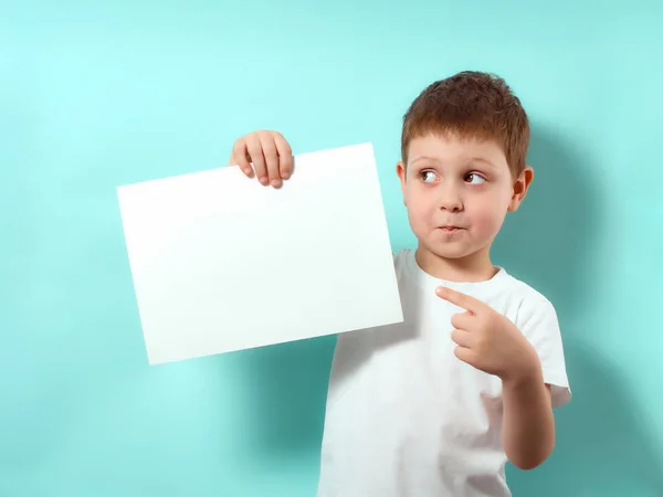 Čtyřletý Chlapec Překvapeným Obličejem Dívá Stranou Ukazuje Prst Bílém Prostěradle — Stock fotografie