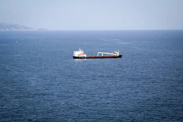 Egy Hajó Vagy Egy Különleges Hajó Fekszik Úttesten Kikötő Előtt — Stock Fotó