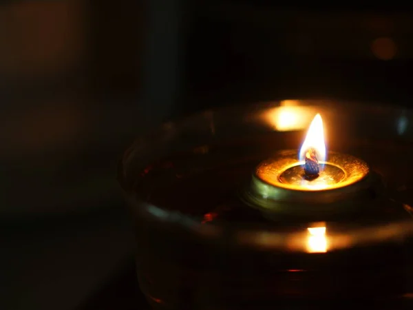 Nahaufnahme Einer Kerze Mit Gelber Flamme — Stockfoto