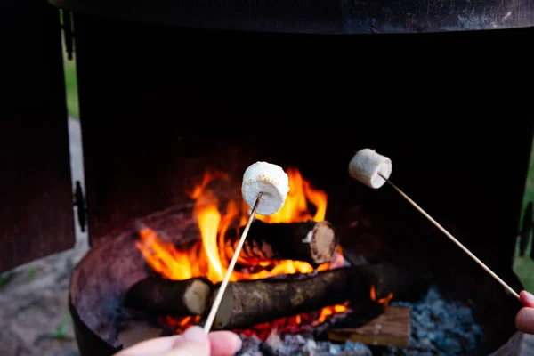 Person Die Einem Sommertag Der Nacht Einen Marshmallows Über Dem — Stockfoto