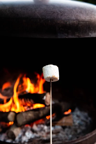 Person Die Einem Sommertag Der Nacht Einen Marshmallows Über Dem — Stockfoto