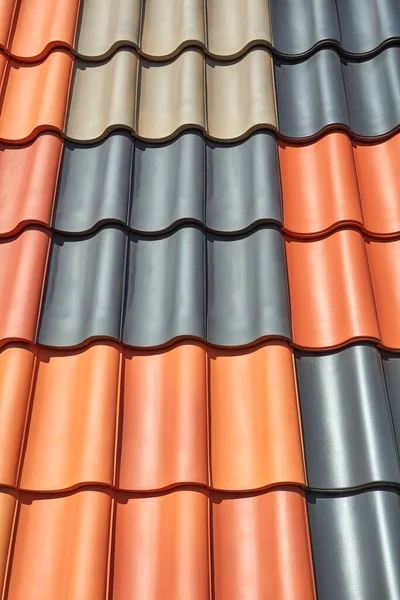 Μια Στέγη Καλύπτεται Διαφορετικά Χρωματιστά Κεραμίδια Οροφής — Φωτογραφία Αρχείου