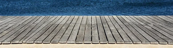 Tomt Trädäck Bord Med Blått Vatten — Stockfoto