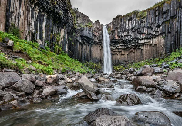 Bela Cachoeira Nas Montanhas — Fotografia de Stock