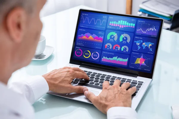 Primo Piano Una Videoconferenza Mano Uomo Affari Con Collega Femminile — Foto Stock