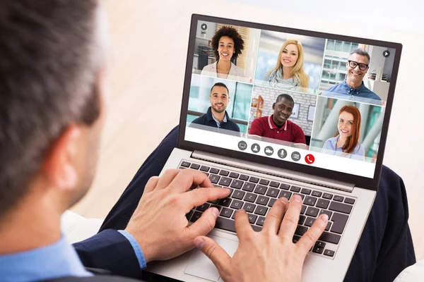 Üzletember Video Beszélgető Val Üzletasszony Laptop — Stock Fotó