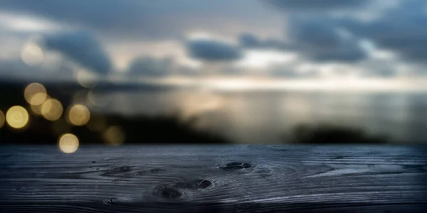 Παλιό Ξύλινο Τραπέζι Δίπλα Στη Θάλασσα Ένα Φθινοπωρινό Βράδυ Moody — Φωτογραφία Αρχείου
