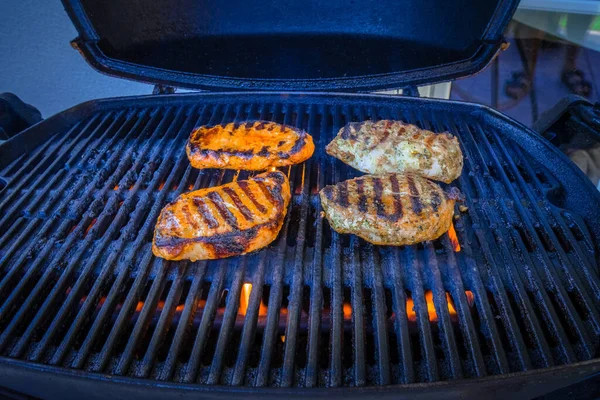 Filete Pescado Una Parrilla Gas —  Fotos de Stock