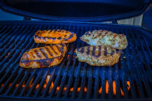 ガスグリルのステーキと魚 — ストック写真