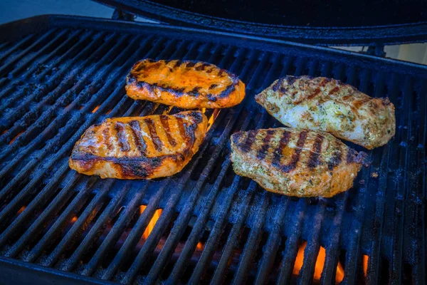 Steak Und Fisch Auf Dem Gasgrill — Stockfoto