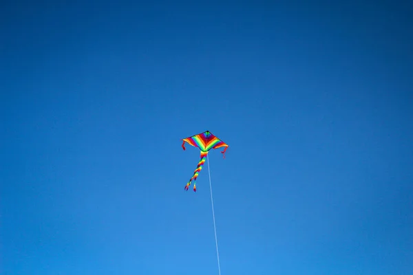 Ein Bunter Drachen Fliegt Himmel Über Der Ostsee — Stockfoto