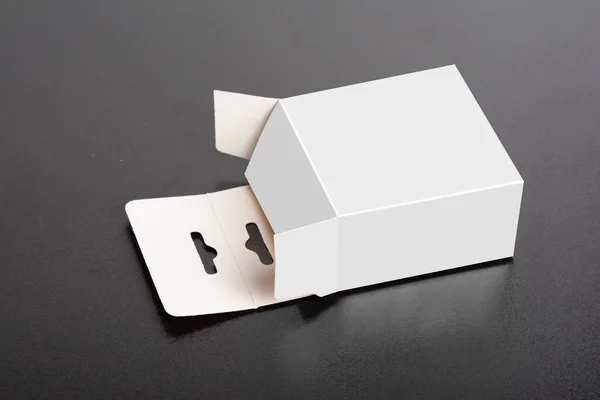 打开的白色盒子 在黑暗的地面上有衣架 可编辑的模型系列为您的设计 选择路径包括 — 图库照片