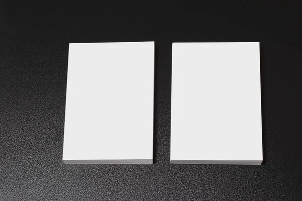 Twee Boeken Met Blanco Omslag Donker Glanzende Tafel Bewerkbare Mock — Stockfoto