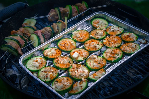 Zucchini Plakjes Een Houtskoolgrill — Stockfoto