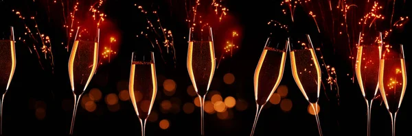 Feiern Mit Champagner Vor Rot Glitzerndem Feuerwerkshimmel Und Goldenem Bokeh — Stockfoto