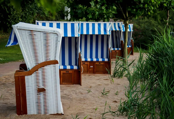 Chaise Plage Bleu Blanc Dresse Sur Plage Établissement Balnéaire — Photo