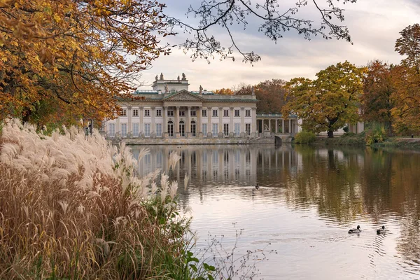 Herfst Avond Uitzicht Vijver Paleis Royal Baths Park Warschau — Stockfoto