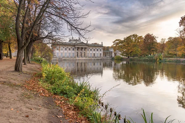 华沙皇家浴场池塘和宫殿的秋季晚景 — 图库照片