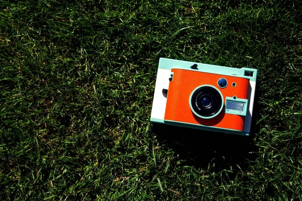 緑の草の上に古いレトロカメラ — ストック写真