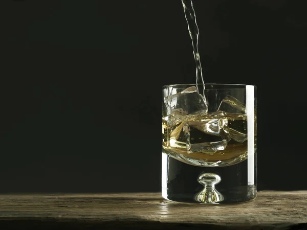 Ett Glas Whisky Ett Rustikt Träbord Lyxdryck Utrymme För Text — Stockfoto