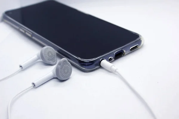 Смартфон Навушниками Мобільним Телефоном Білому Фоні — стокове фото