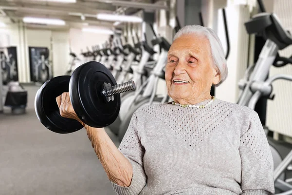 Сильная Пенсионерка Бабушка Поднимает Вес Время Тренировок — стоковое фото