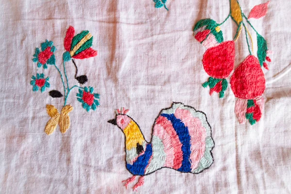 孔雀の手は 19世紀の後半に 白生地に刺繍滑らかな装飾 ベラルーシのヴィンテージ民俗刺繍を作った — ストック写真