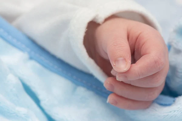Νεογνό Χέρι Μωρού Κοιμήθηκε Ήσυχα Στο Κρεβάτι Μακροεντολή Πλάνο — Φωτογραφία Αρχείου