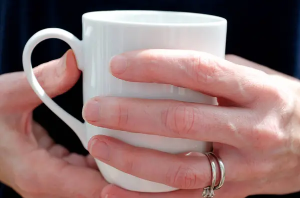 Női Kéz Kezében Egy Fehér Bögre Tea Vagy Kávé — Stock Fotó