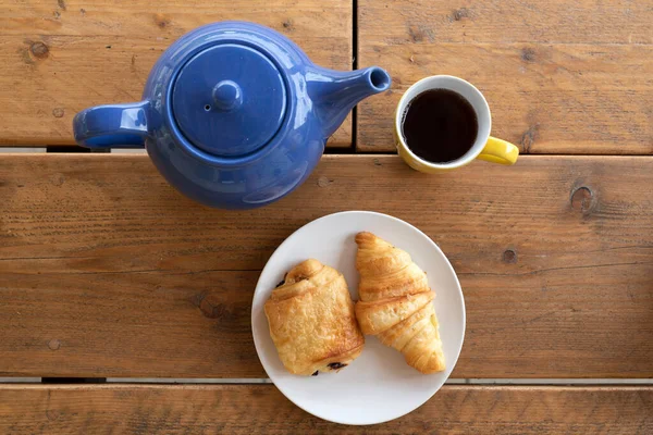 Ovanifrån Tekanna Och Croissanter Bordet — Stockfoto