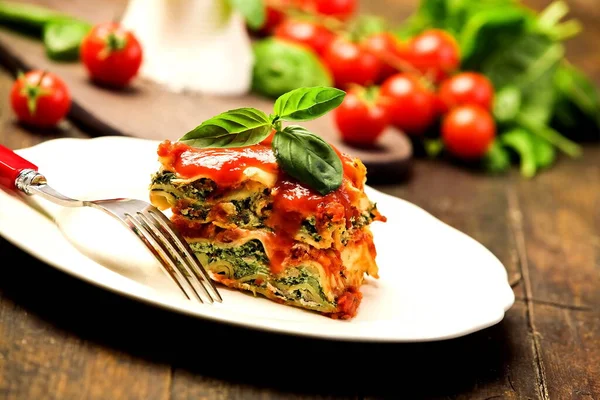 Heerlijke Italiaanse Pizza Met Tomatensaus Basilicum — Stockfoto