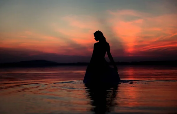 Silhueta Uma Mulher Vestido Praia — Fotografia de Stock