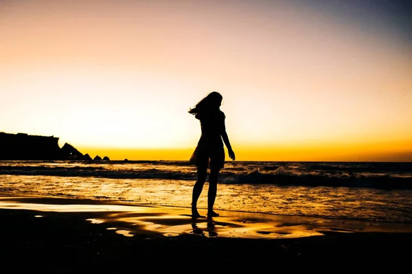 Silhueta Uma Mulher Praia — Fotografia de Stock