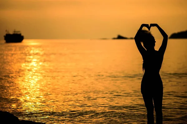 해변에 여자의 실루엣 — 스톡 사진