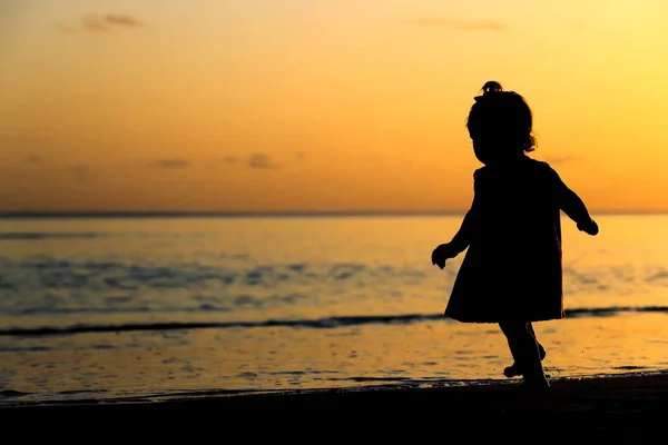 Σιλουέτα Του Μικρού Κοριτσιού Στην Παραλία Κατά Ηλιοβασίλεμα — Φωτογραφία Αρχείου