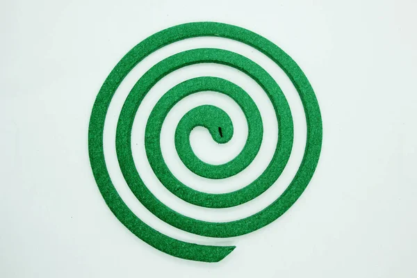 薄い背景に鉛筆を入れた紙の山の緑と白の丸い螺旋 — ストック写真